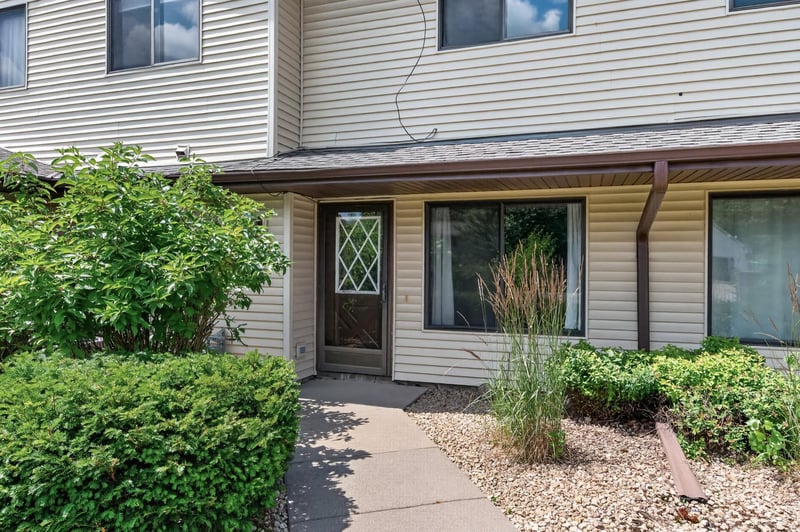 1554 Helmo Ave N, Oakdale, MN 55128