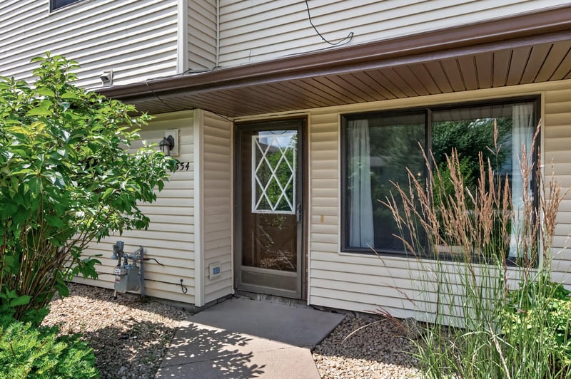 1554 Helmo Ave N, Oakdale, MN 55128