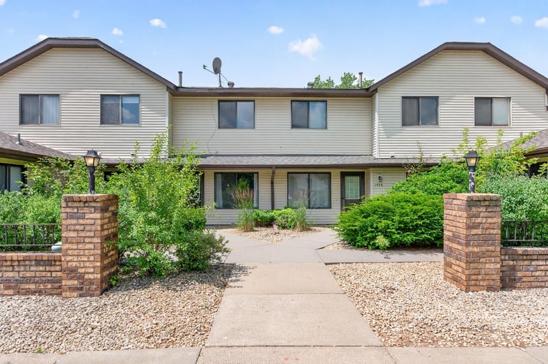 1554 Helmo Ave N, Oakdale, MN 55128