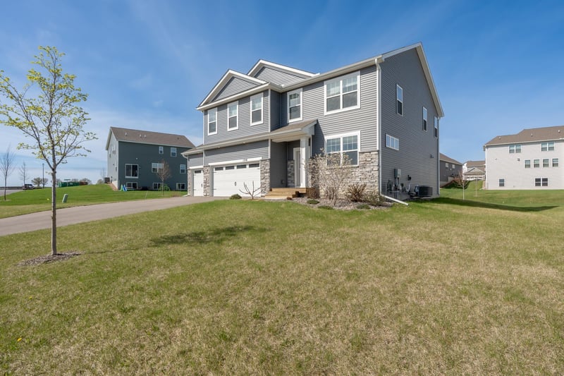 1716 Rainier Dr, Shakopee, MN 55379