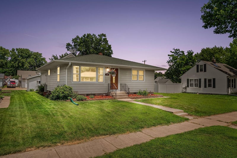 512 S 1st St, La Crescent, MN 55947