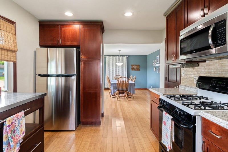 512 S 1st St, La Crescent, MN 55947