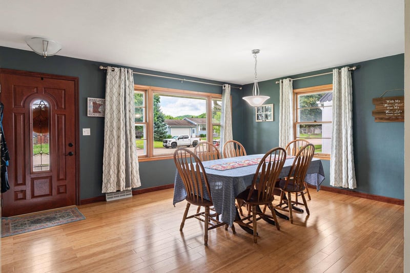512 S 1st St, La Crescent, MN 55947