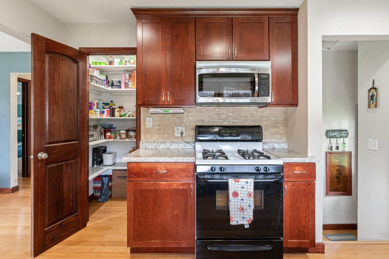 512 S 1st St, La Crescent, MN 55947