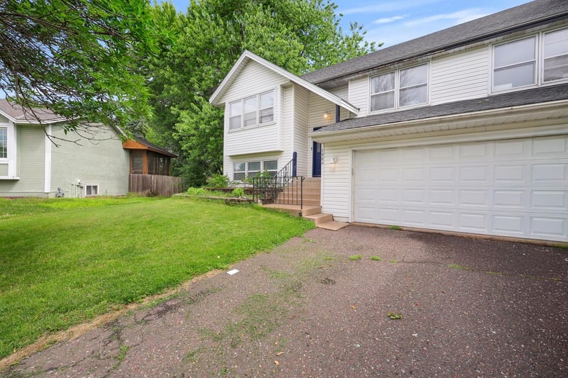 1984 Helena Ct, Oakdale, MN 55128
