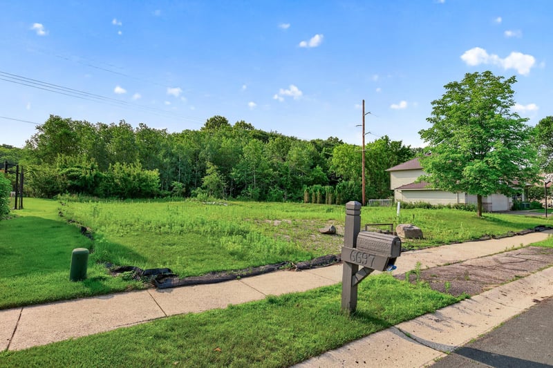 6697 Harlan Dr, Eden Prairie, MN 55346