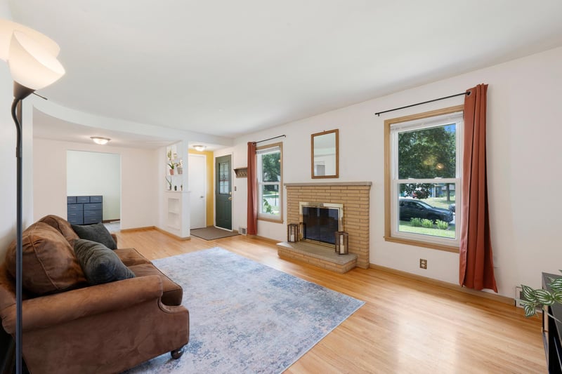 9517 Clinton Ave S, Bloomington, MN 55420