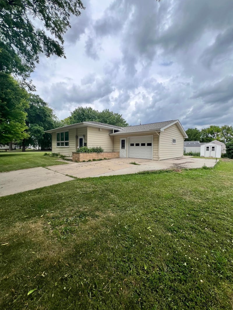 316 W 2nd St, Madison, MN 56256