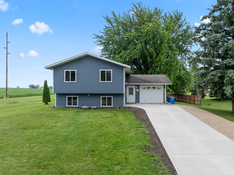 647 2nd St NE, Blooming Prairie, MN 55917