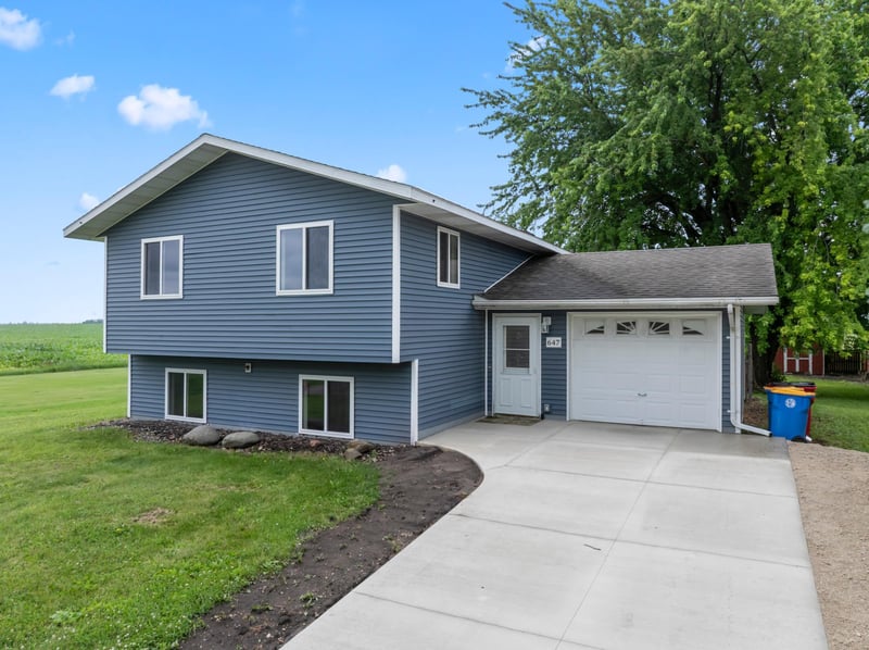 647 2nd St NE, Blooming Prairie, MN 55917