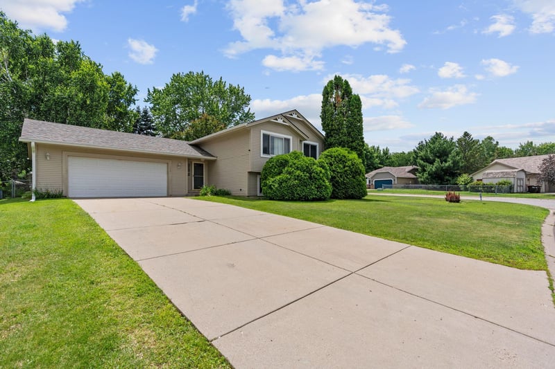 7581 23rd St N, Oakdale, MN 55128