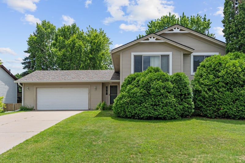 7581 23rd St N, Oakdale, MN 55128