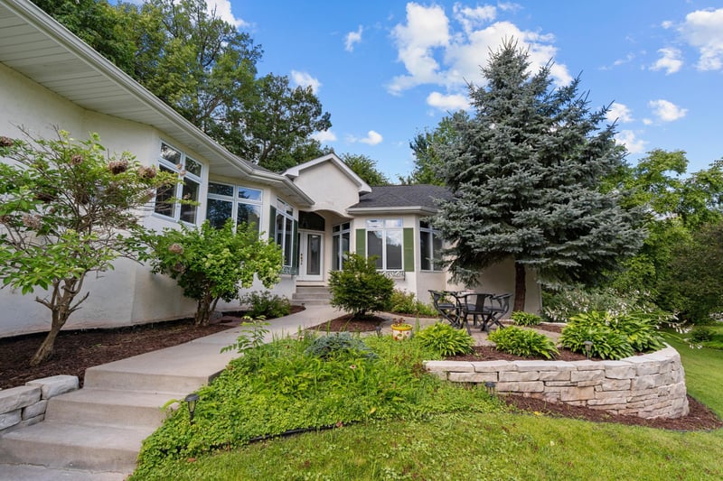 2888 Forest Rg, Chaska, MN 55318
