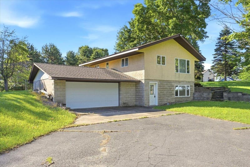 796 Magnor Lake Dr, Clayton, WI 54004