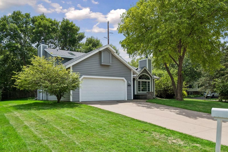 17195 Daniel Ln, Eden Prairie, MN 55346