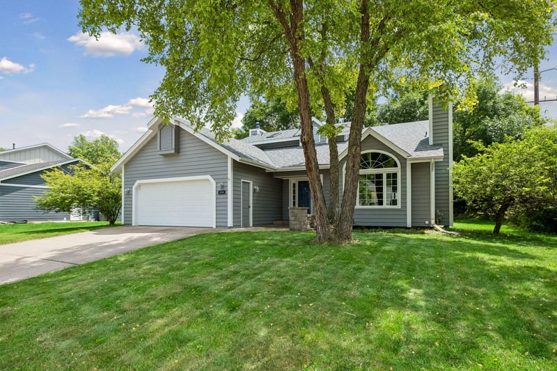 17195 Daniel Ln, Eden Prairie, MN 55346