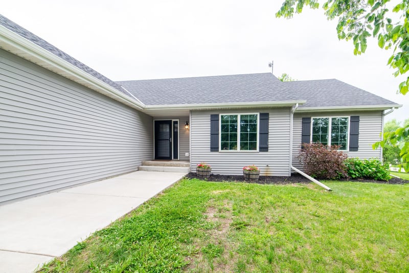 71187 240th St, Dassel, MN 55325