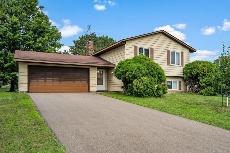 7408 W 100th St, Bloomington, MN 55438