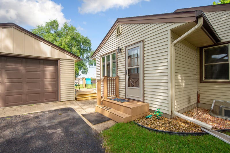 142 22nd Ave SW, Faribault, MN 55021
