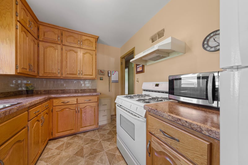 142 22nd Ave SW, Faribault, MN 55021