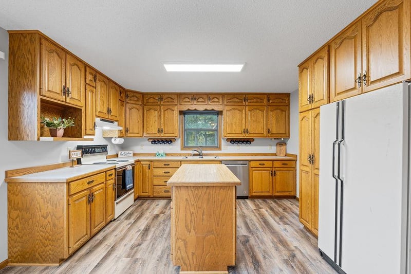 425 W Franklin St, Morristown, MN 55052