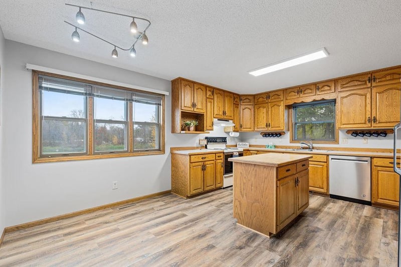 425 W Franklin St, Morristown, MN 55052