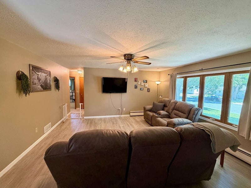 457 Division St, Gaylord, MN 55334