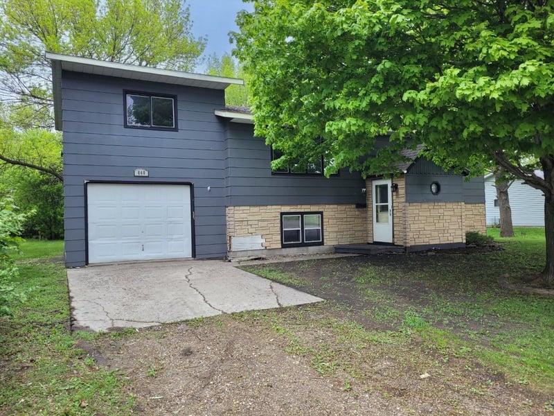 640 Ranchwood Dr, Bird Island, MN 55310