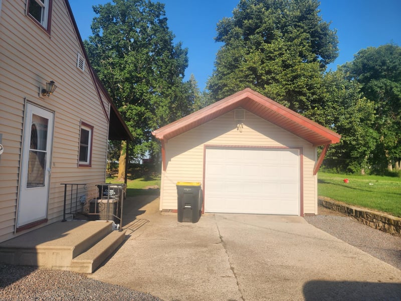 231 1st St N, Franklin, MN 55333