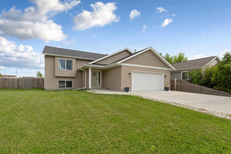 310 Autumn Hills Pl NE, Owatonna, MN 55060