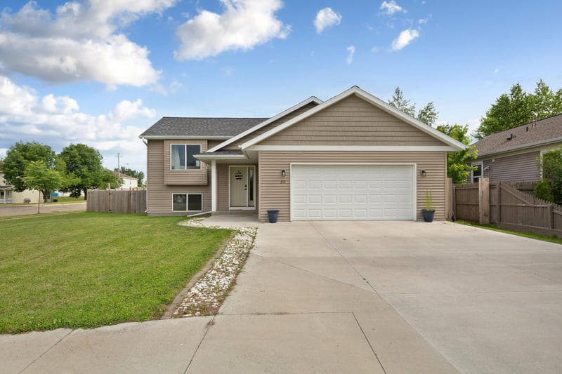 310 Autumn Hills Pl NE, Owatonna, MN 55060