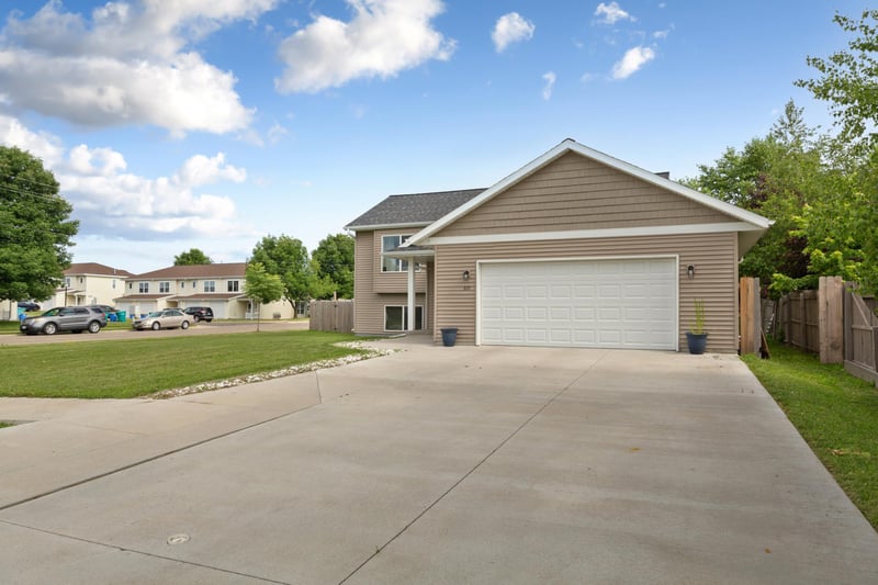 310 Autumn Hills Pl NE, Owatonna, MN 55060