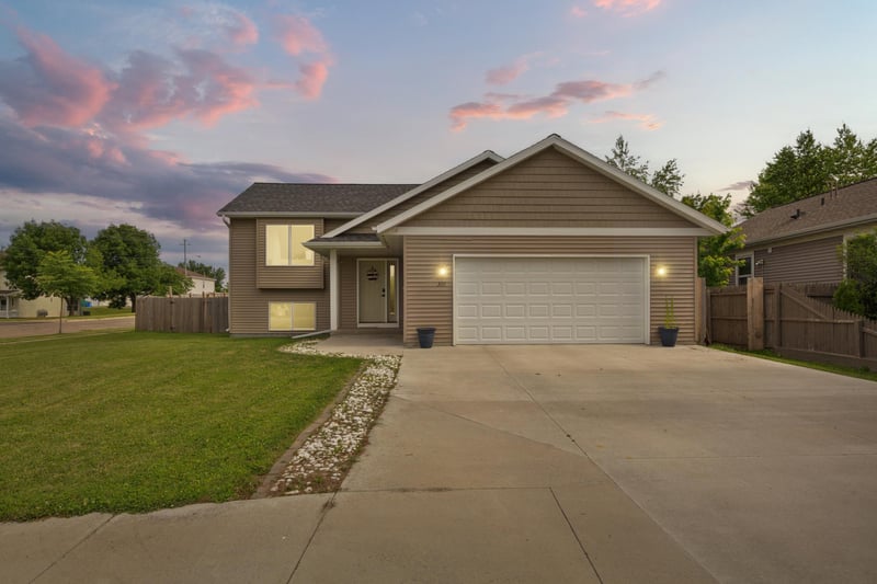 310 Autumn Hills Pl NE, Owatonna, MN 55060