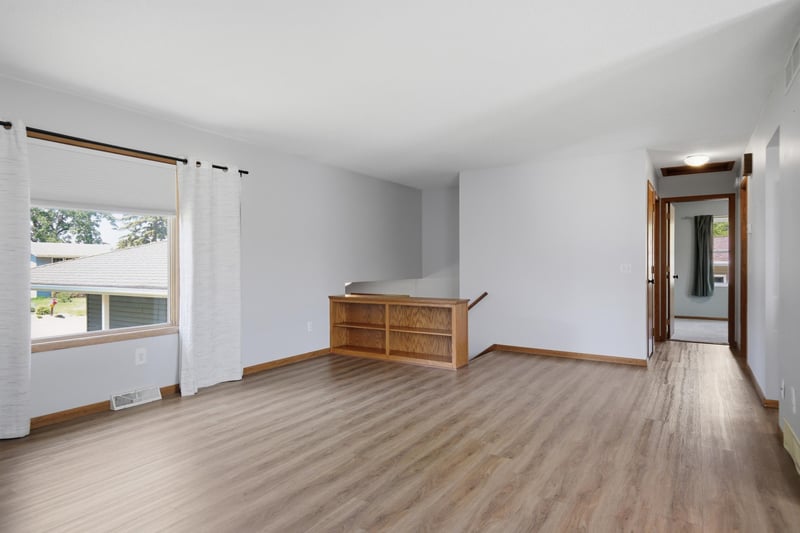 717 Colonial Cir, Faribault, MN 55021