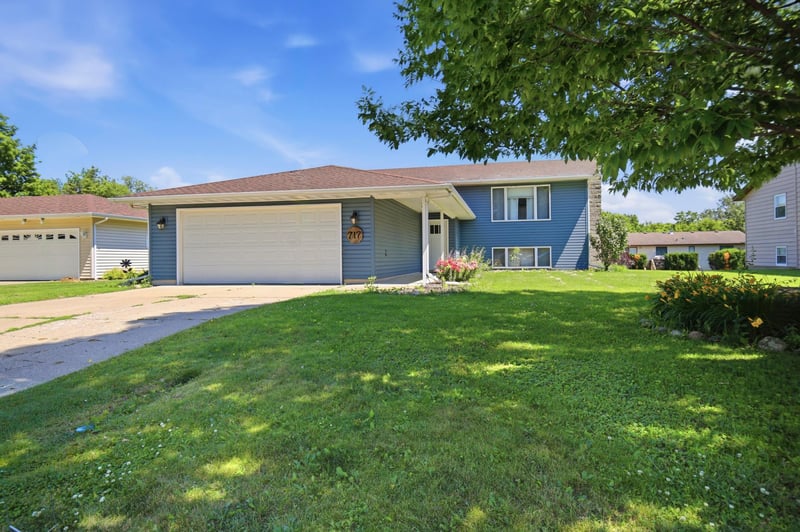 717 Colonial Cir, Faribault, MN 55021