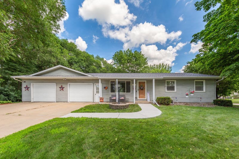 455 Maple Lawn Ave, Faribault, MN 55021