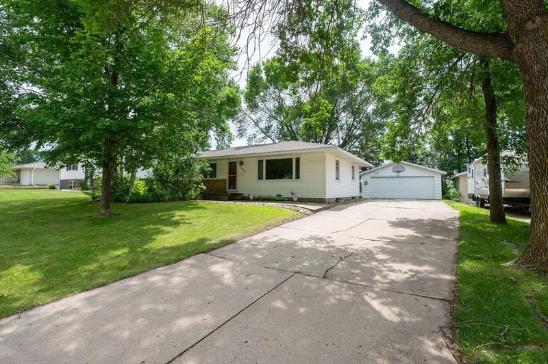2813 12 Ave NW, Willmar, MN 56201