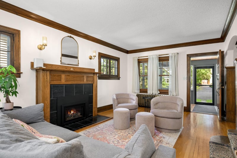 2132 Stanford Ave, Saint Paul, MN 55105