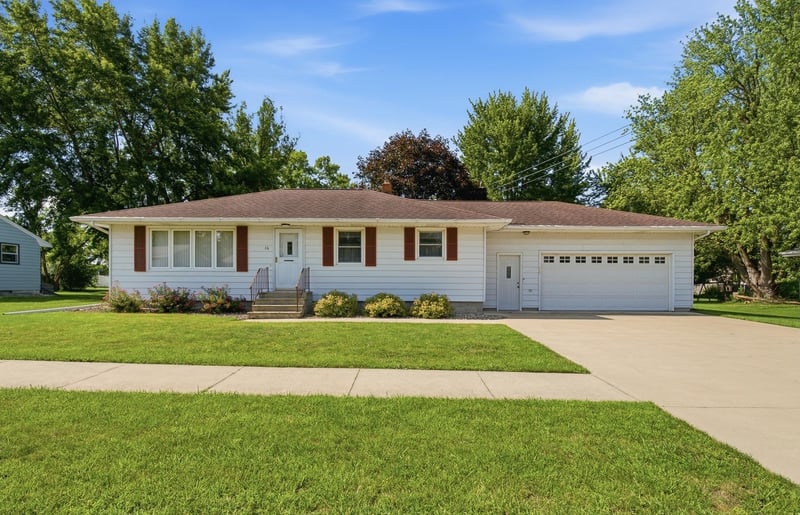 16 Minnesota Ave W, Minnesota Lake, MN 56068