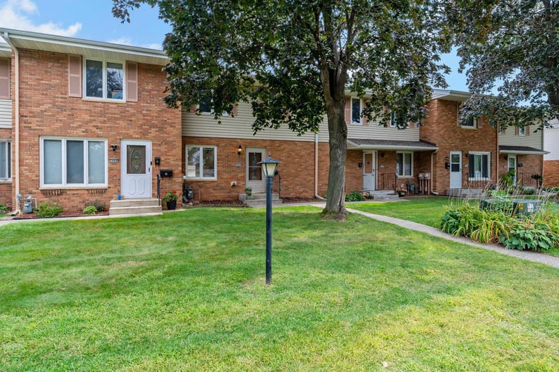 2004 Arkwright St, Maplewood, MN 55117