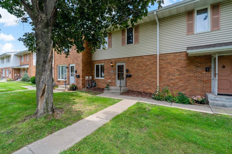 2004 Arkwright St, Maplewood, MN 55117