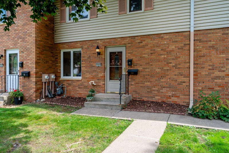 2004 Arkwright St, Maplewood, MN 55117