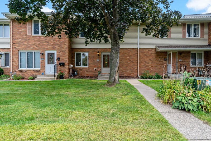 2004 Arkwright St, Maplewood, MN 55117