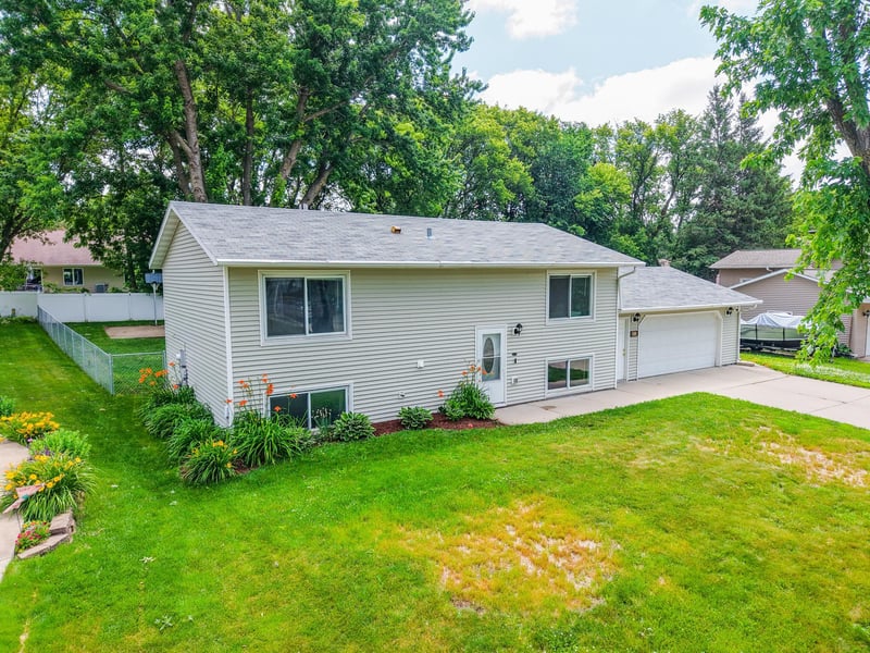 411 11th Ave SE, Faribault, MN 55021