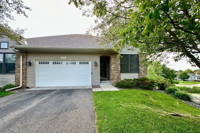 2734 Lindsey Ct, New Brighton, MN 55112