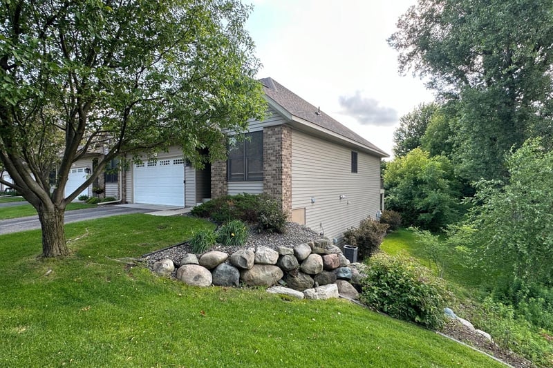 2734 Lindsey Ct, New Brighton, MN 55112