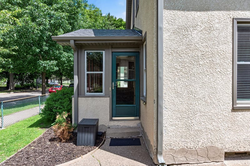998 Woodbridge St, Saint Paul, MN 55117