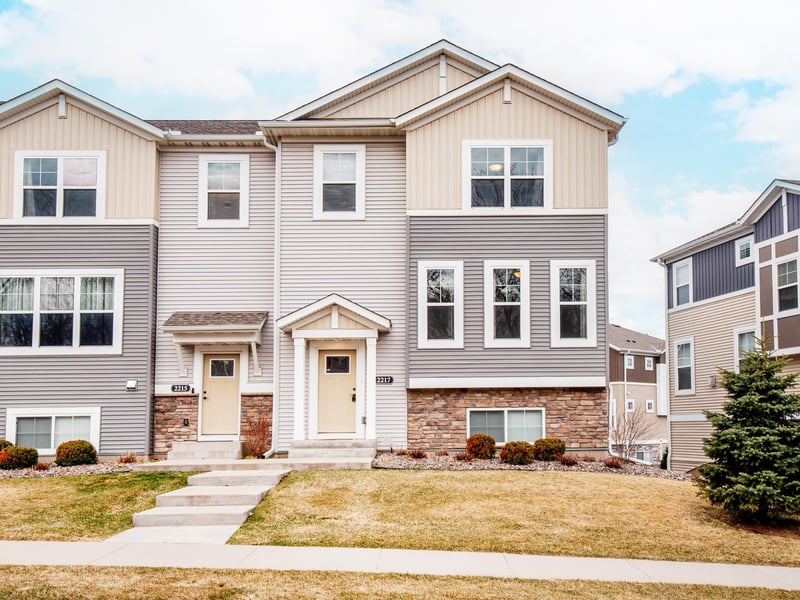 2217 Gateway Hill Rd, North Saint Paul, MN 55109