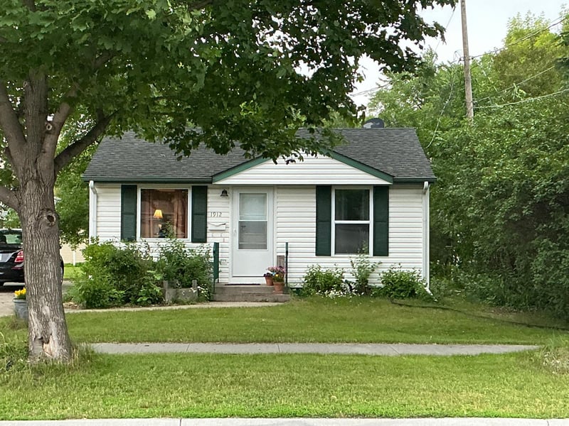 1912 N 6th Ave N, Moorhead, MN 56560