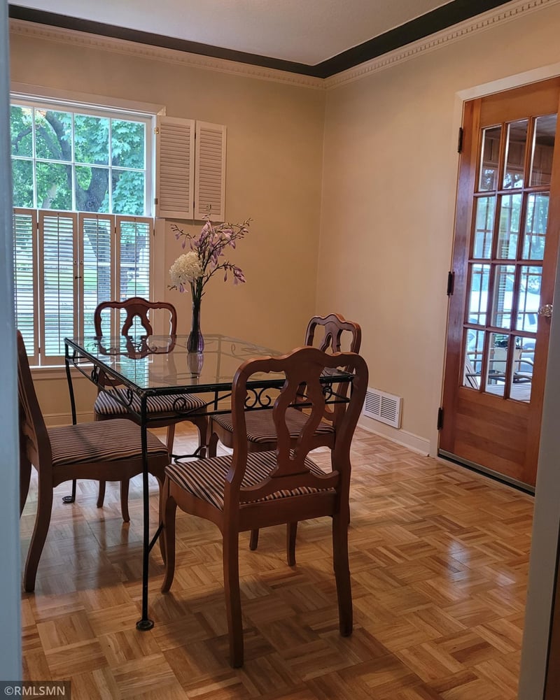 905 Carver St N, Winthrop, MN 55396